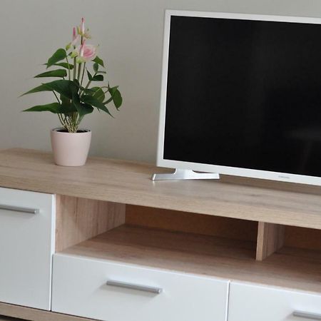 Central Family-Friendly Apt In Wina Bagian luar foto