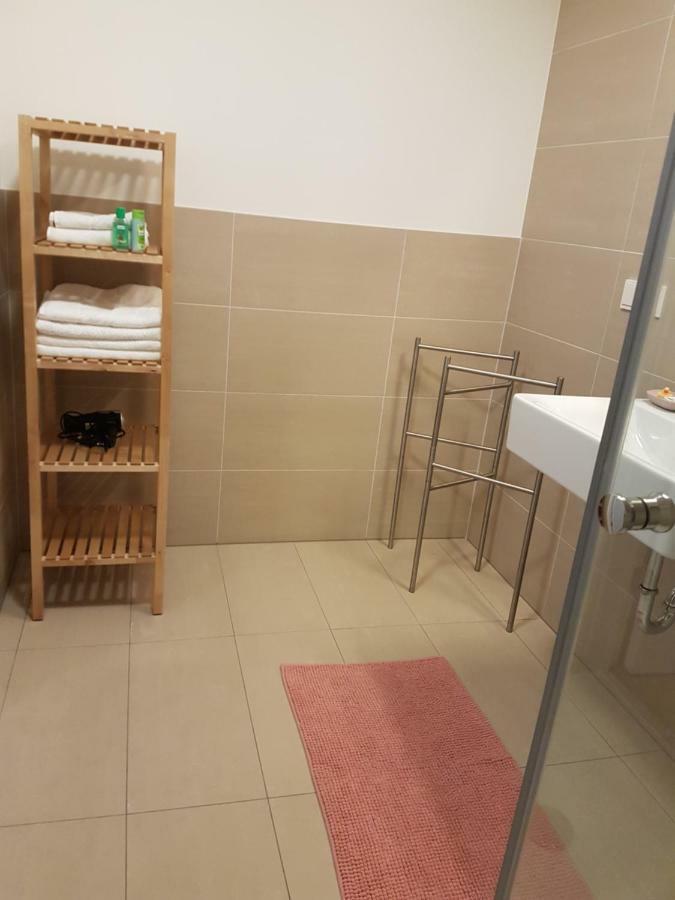 Central Family-Friendly Apt In Wina Bagian luar foto