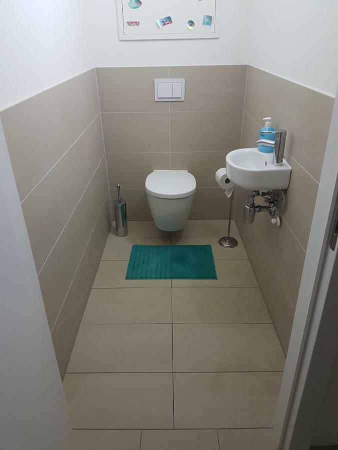 Central Family-Friendly Apt In Wina Bagian luar foto