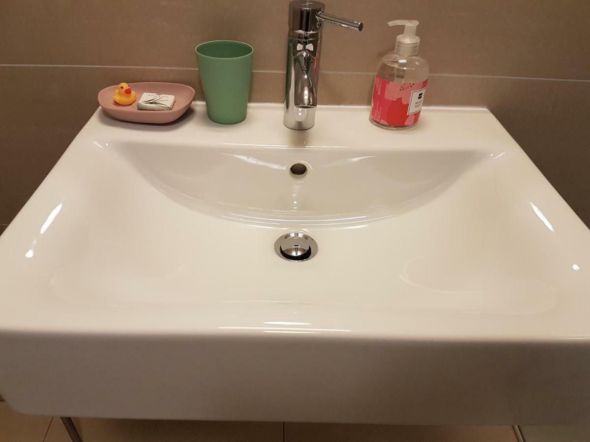 Central Family-Friendly Apt In Wina Bagian luar foto