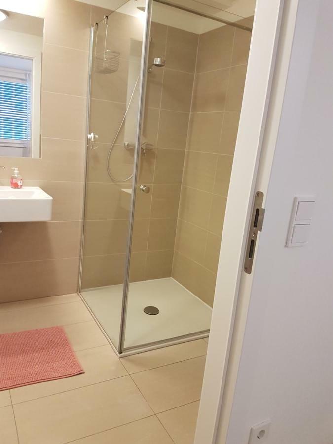 Central Family-Friendly Apt In Wina Bagian luar foto