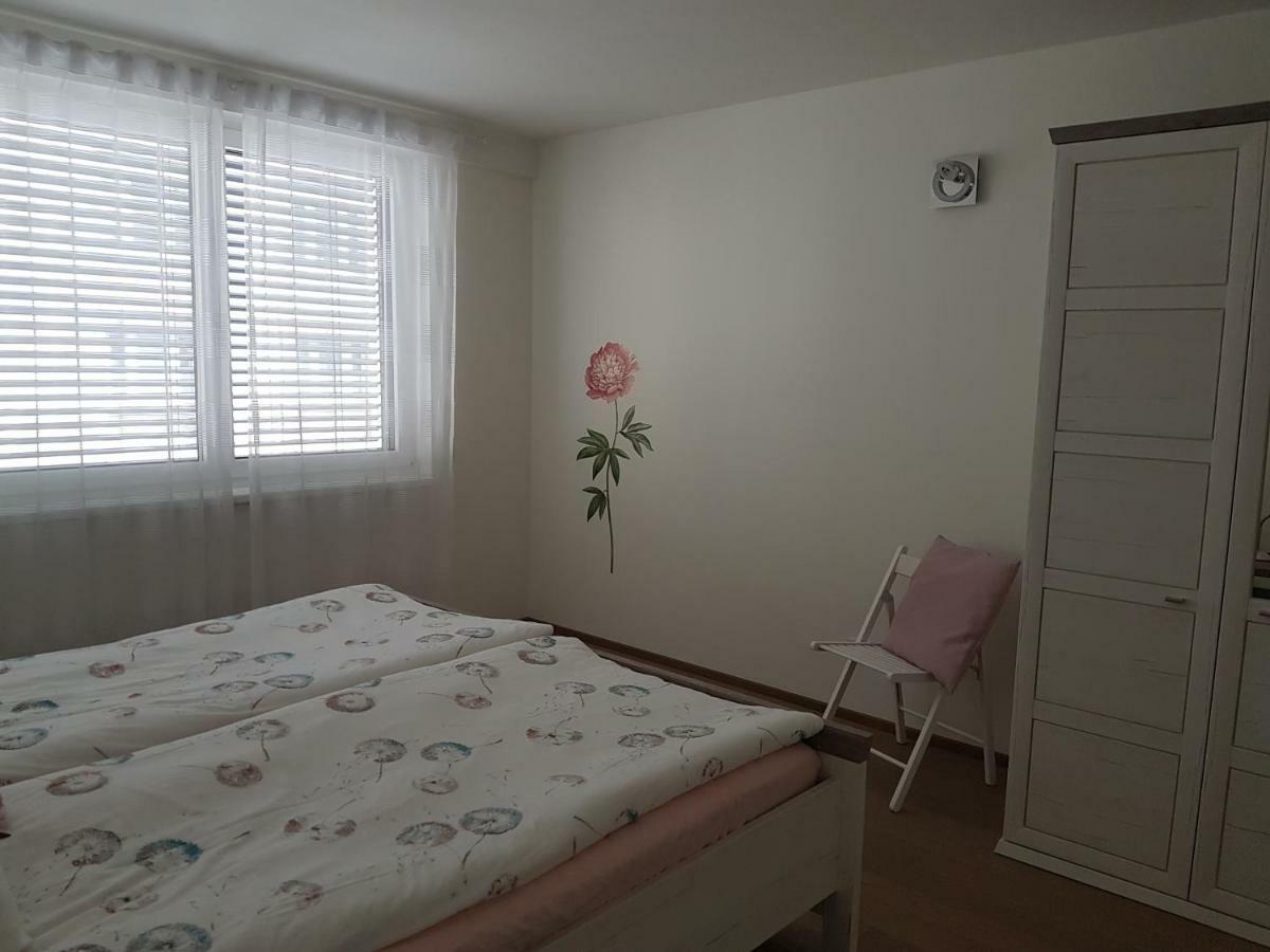 Central Family-Friendly Apt In Wina Bagian luar foto