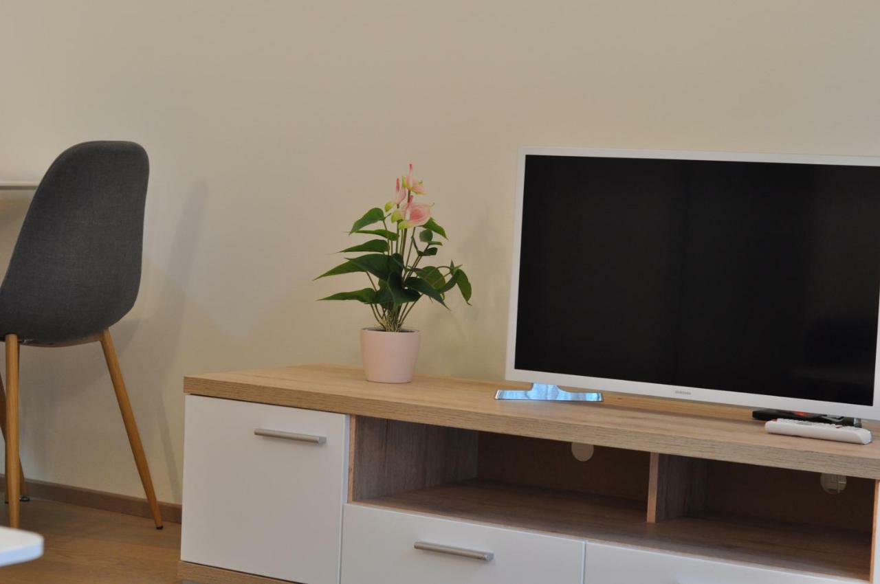 Central Family-Friendly Apt In Wina Bagian luar foto