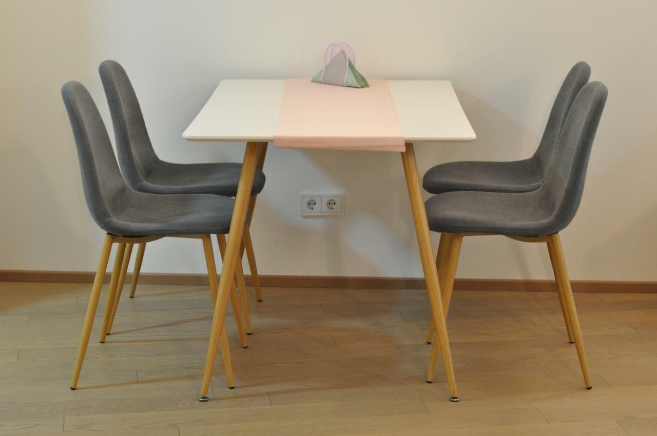 Central Family-Friendly Apt In Wina Bagian luar foto