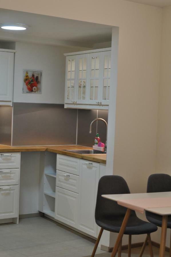 Central Family-Friendly Apt In Wina Bagian luar foto