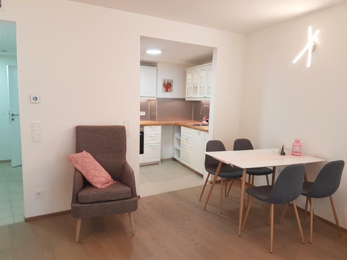 Central Family-Friendly Apt In Wina Bagian luar foto